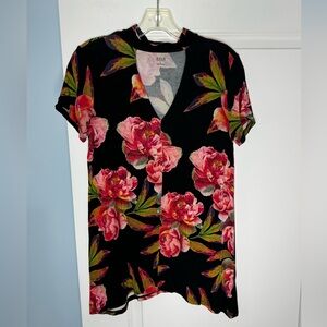 🍓6/$15🍓 V Neck Floral Top